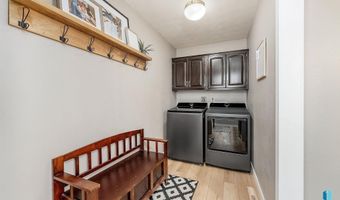 208 W Chapelwood Dr, Brandon, SD 57005
