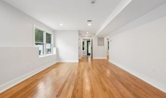 14 Redwood St, Bergenfield, NJ 07621