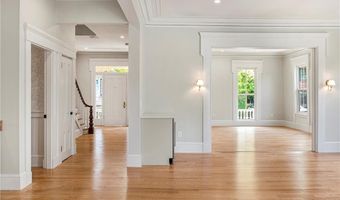 28 Mount Vernon St, Newport, RI 02840