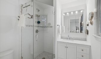 8906 TRANSUE Dr, Bethesda, MD 20817