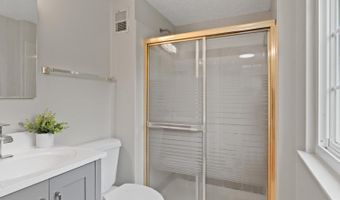 8463 MONARCH Ct, Annandale, VA 22003