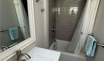 53 Center Ave, Middletown, RI 02842