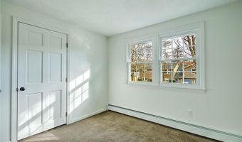 2 Simmons Rd, Barrington, RI 02806