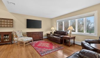 41 Montclair Ave, Airmont, NY 10952