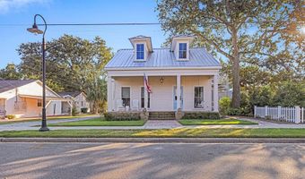 130 Carroll Ave, Bay St. Louis, MS 39520