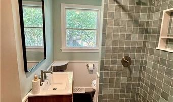 8 Mccormick Rd, Newport, RI 02840