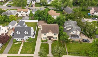 65 Netherwood Dr, Albertson, NY 11507
