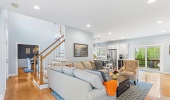 76 Woods Ln, Cranston, RI 02921