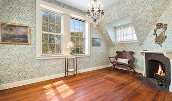 3 Memorial Blvd, Newport, RI 02840
