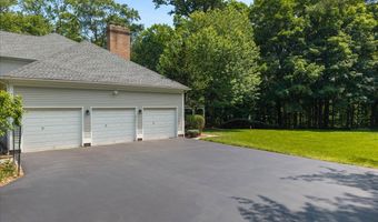 1 Mountaincrest Dr, Cheshire, CT 06410