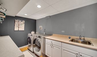 5 Lancaster Ct, Algonquin, IL 60102