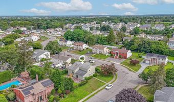20 Sunshine Ln, Amityville, NY 11701