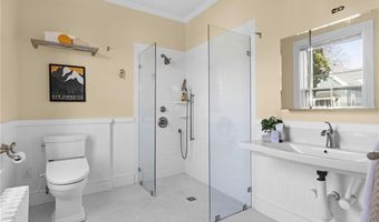 17 Everett St, Newport, RI 02840