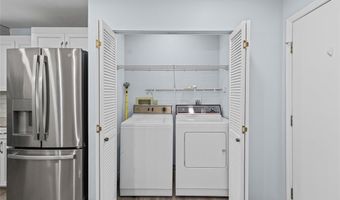 1872 Ridgeview Circle Dr, Ballwin, MO 63021