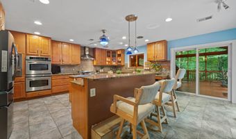 6816 SHRINE Ct, Annandale, VA 22003