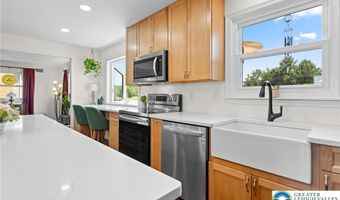 3146 Club Dr, Allentown, PA 18103