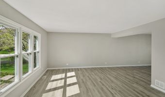 731 Roaring Brook Ln, Algonquin, IL 60102