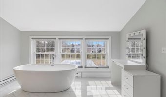 53 River Run Rd, Middletown, RI 02842