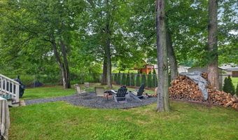 79 Pembroke Ave, Acushnet, MA 02743