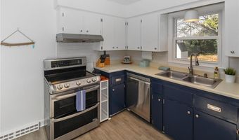 17 Wood Rd, Middletown, RI 02842