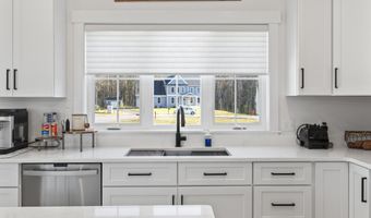 173 Tamrox Dr, Arundel, ME 04046