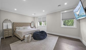 129 Magnolia Ln, Middletown, NJ 07748