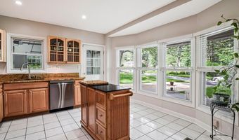 4406 ROUNDHILL Rd, Alexandria, VA 22310