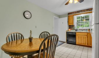 22 College St APT 3, Clinton, CT 06413