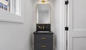 6 Sharon Ct, Newport, RI 02840