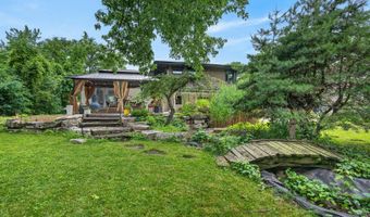 2843 S Briarwood Dr E, Arlington Heights, IL 60005