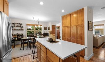 866 Blackberry Ln, Ashland, OR 97520