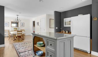 2 Sunnyfield Ln, Falmouth, ME 04105