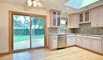 2360 N Drury Ln, Arlington Heights, IL 60004