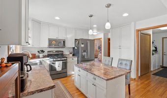 5709 Oak Crest Hill Rd SE, Riverside, IA 52327