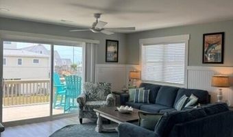 102 W Dobbs St, Atlantic Beach, NC 28512