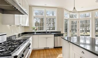 9 Ocean Lawn Ln, Newport, RI 02840