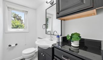 19 E MYRTLE St A, Alexandria, VA 22301