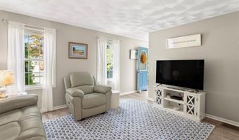 8 Mckay Ct, Warwick, RI 02889