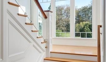 10 Ocean Lawn Ln, Newport, RI 02840