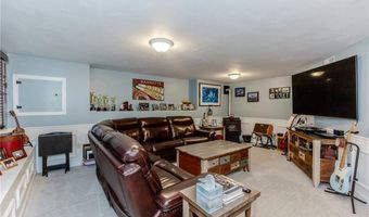 10 Pembroke Dr, Johnston, RI 02919