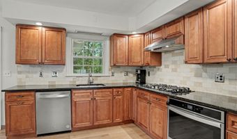 7 Wheeler Dr, Danbury, CT 06811