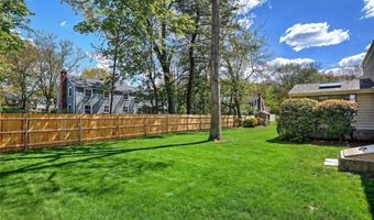 18 Chantilly Dr, Barrington, RI 02806