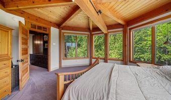 119 Moat View Dr, Albany, NH 03813