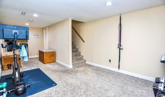 1977 Country Ln, Aberdeen, SD 57401