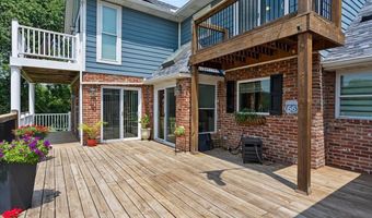 18 Woodland Hills Ct, Alton, IL 62002
