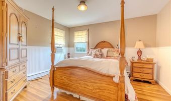 8 Spruce Ave, Middletown, RI 02842