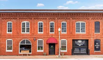 33 W Olive St, Aurora, MO 65605