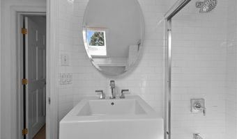 2 Lasalle Pl, Newport, RI 02840