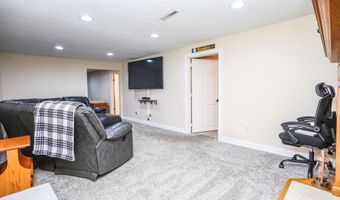 1977 Country Ln, Aberdeen, SD 57401