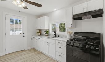 119 E Pearl St, Aurora, MO 65605